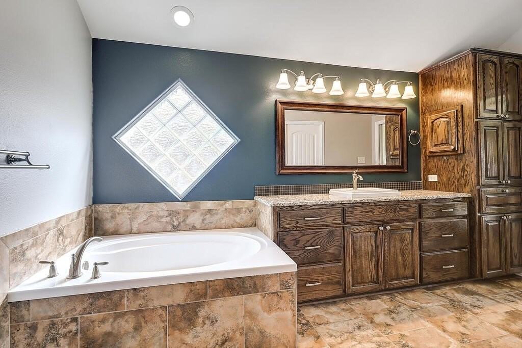 3813 Kangaroo Ct - Photo 4 of 40