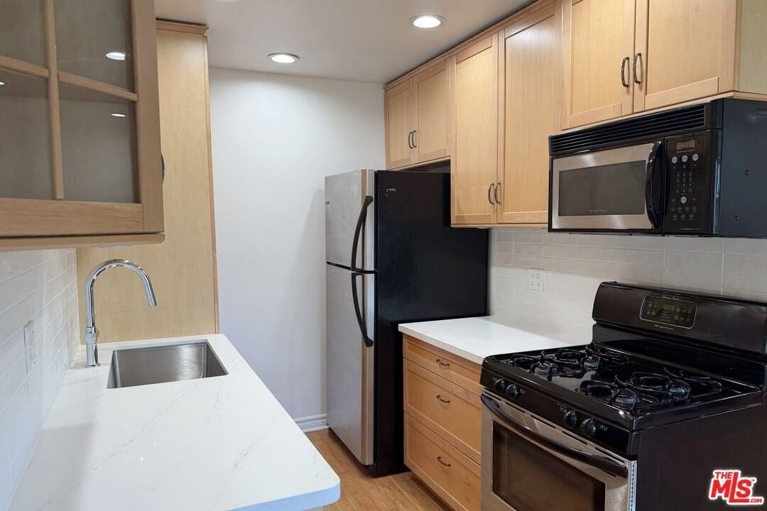 924 5th St Apt 8 #8 - Photo 5 of 11