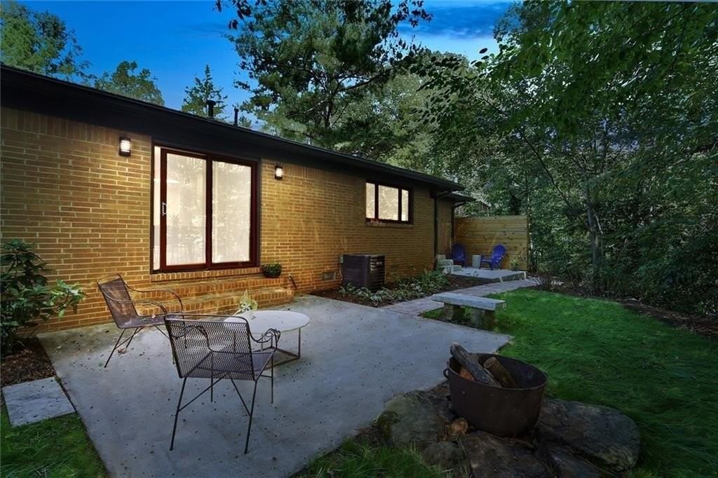 1995 Commodore Ln - Photo 4 of 32