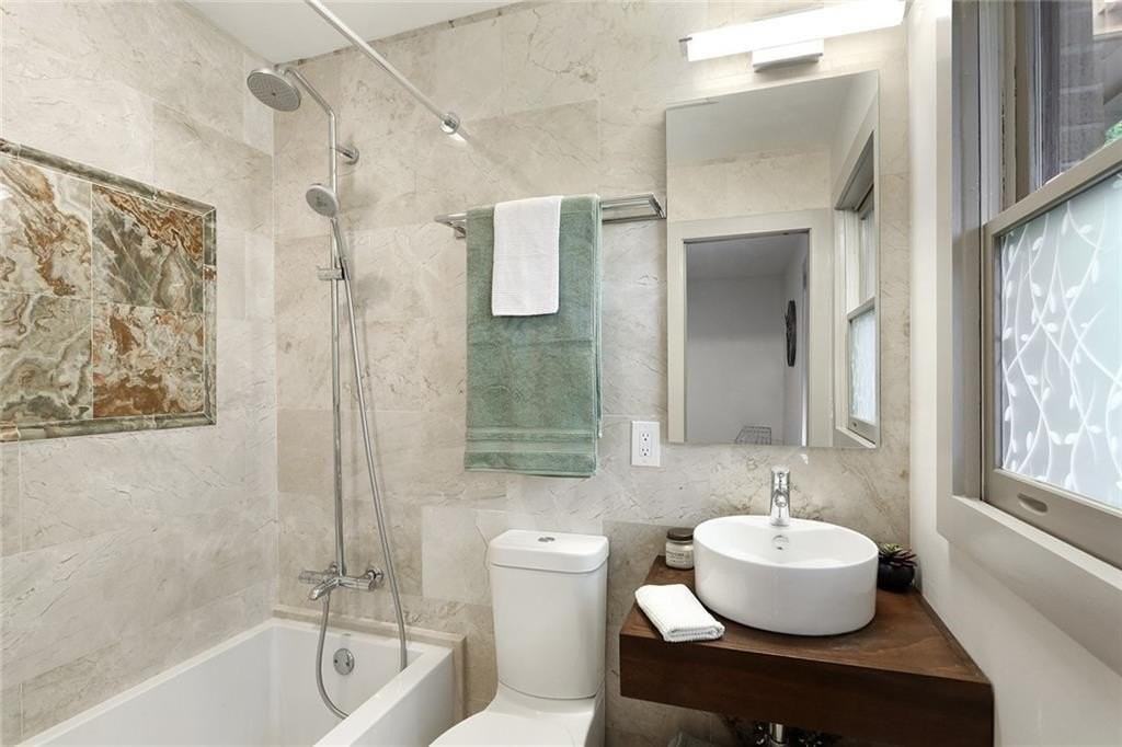 1995 Commodore Ln - Photo 7 of 32