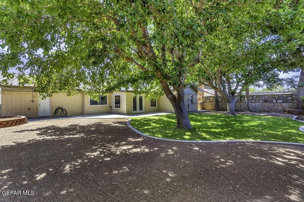 9208 Shaver Dr - Photo 2 of 32