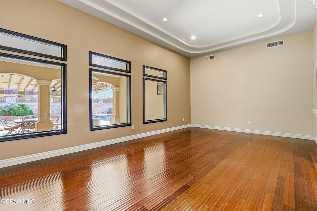 724 Scott - Photo 7 of 40