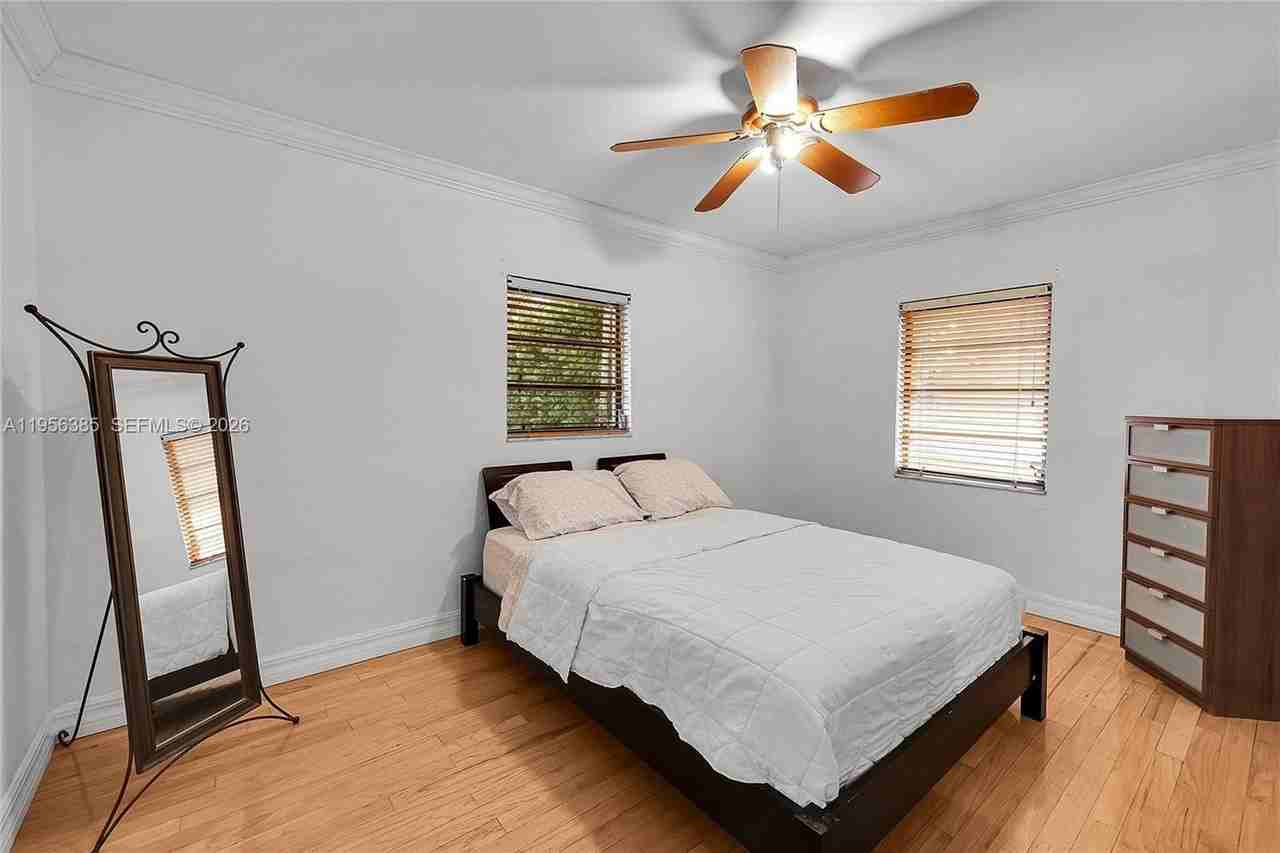 3614 Sw 58th Ave - Photo 5 of 27