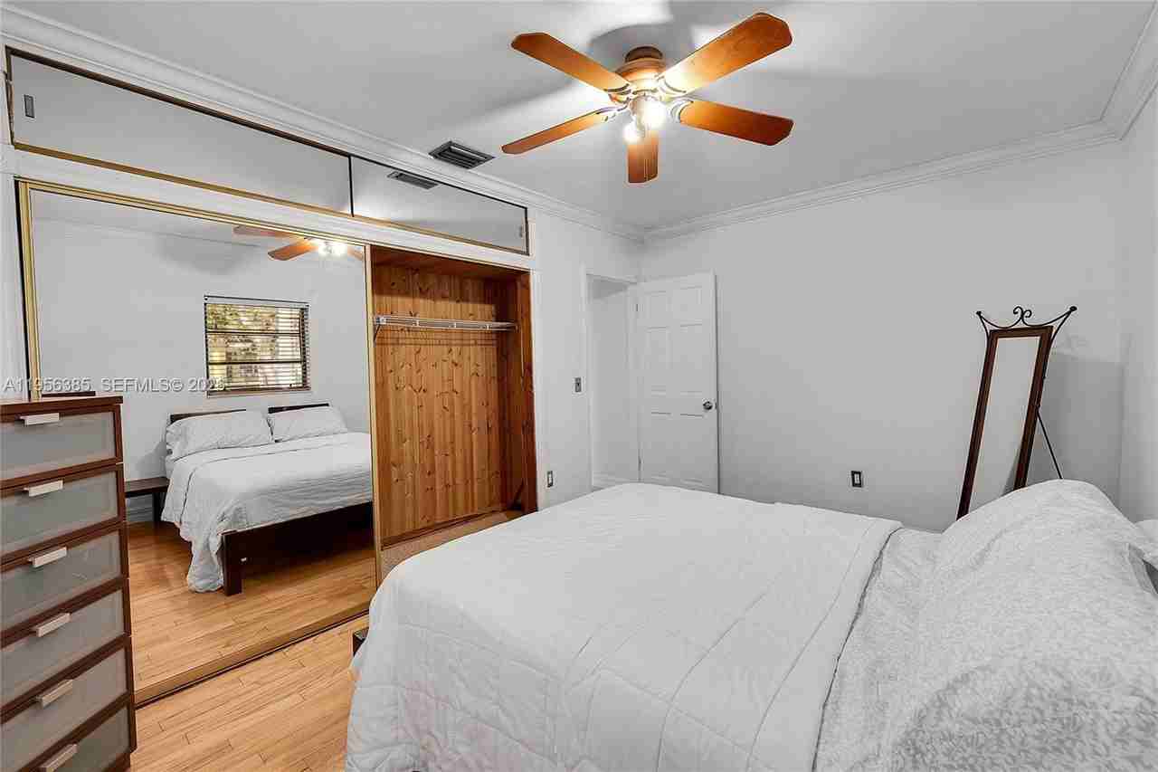 3614 Sw 58th Ave - Photo 6 of 27