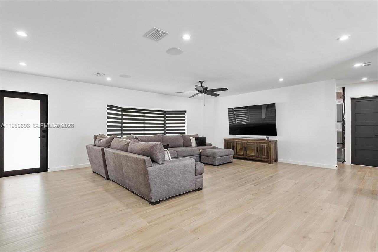 10950 Nw 16th Ct - Photo 4 of 39