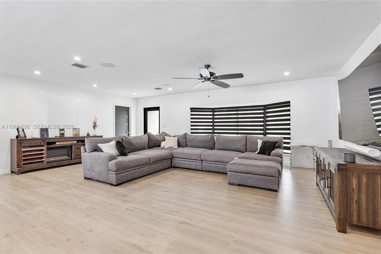 10950 Nw 16th Ct - Photo 5 of 39