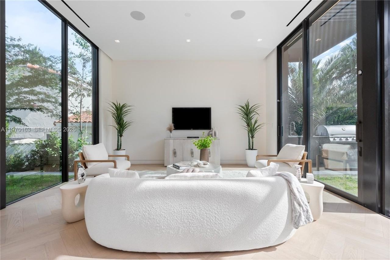 536 W 51st St - Photo 2 of 25