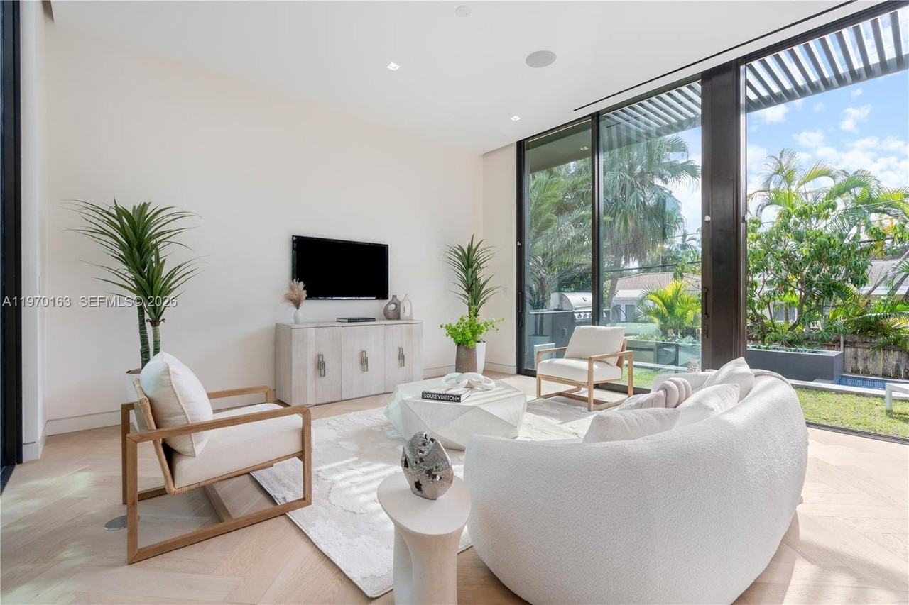 536 W 51st St - Photo 3 of 25