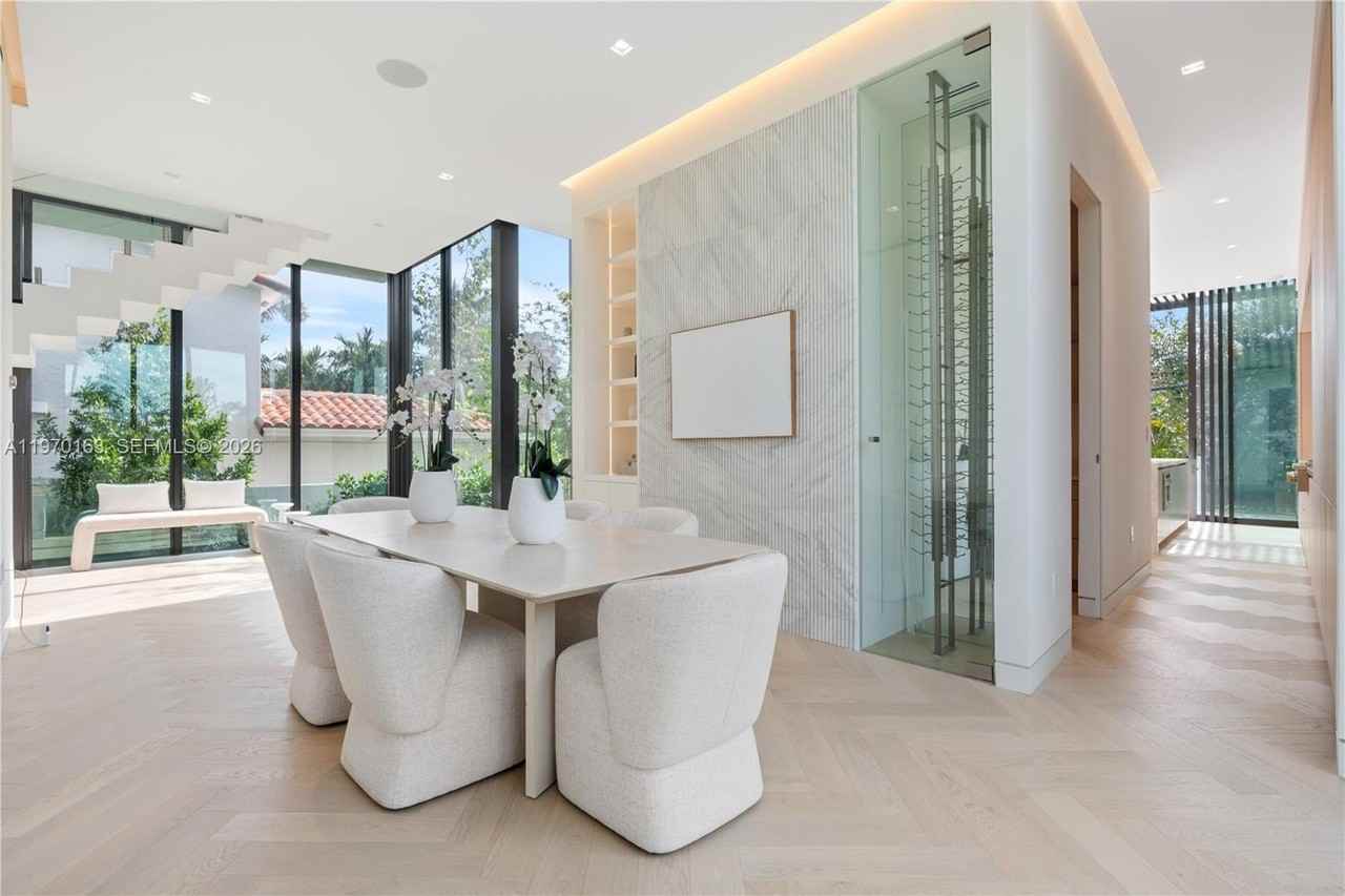 536 W 51st St - Photo 5 of 25