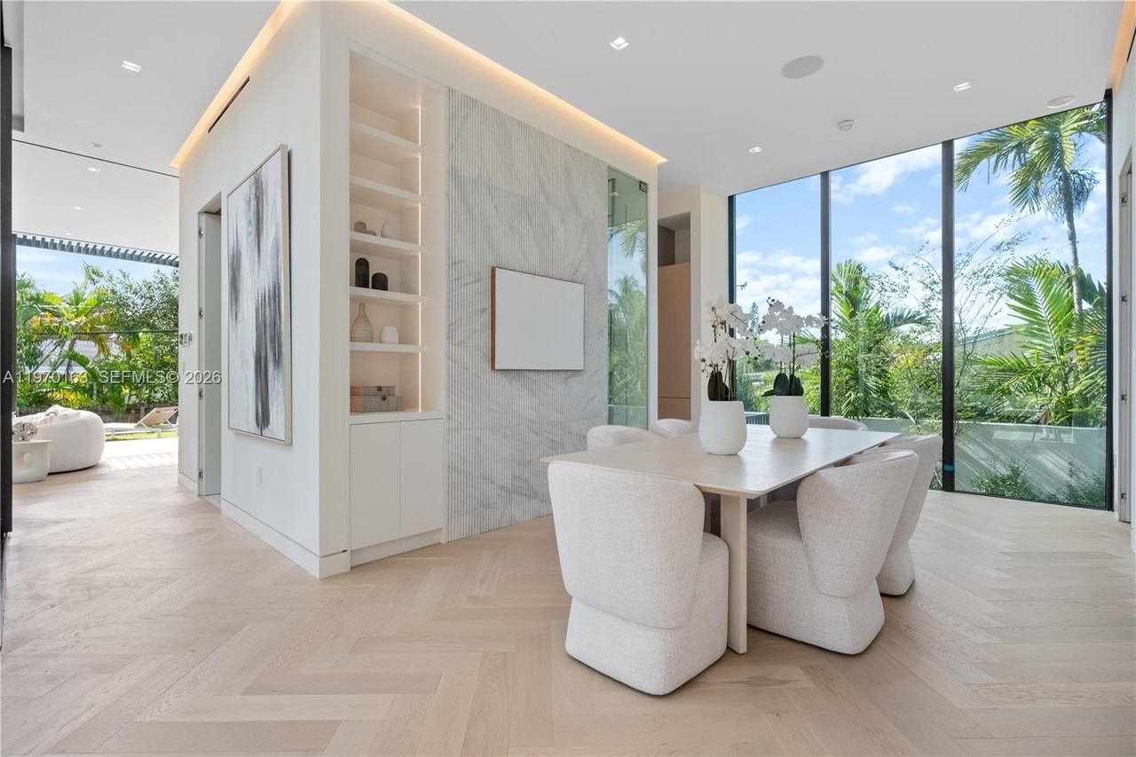 536 W 51st St - Photo 6 of 25