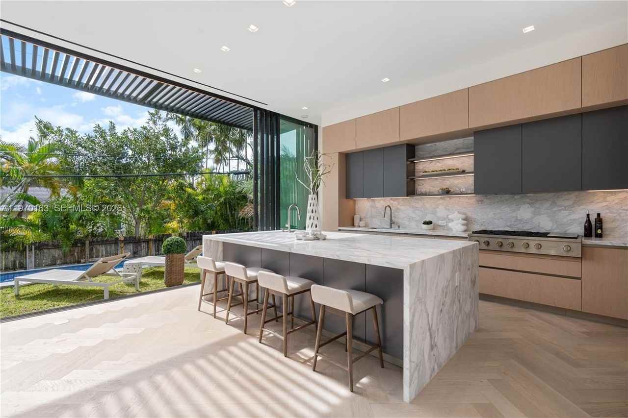 536 W 51st St - Photo 7 of 25