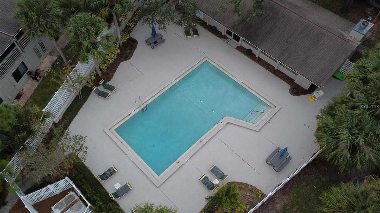 131 Crown Point Cir #131 - Photo 2 of 11