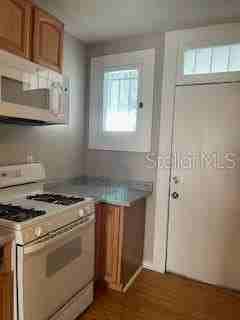 912 E Saint Clair St - Photo 2 of 13