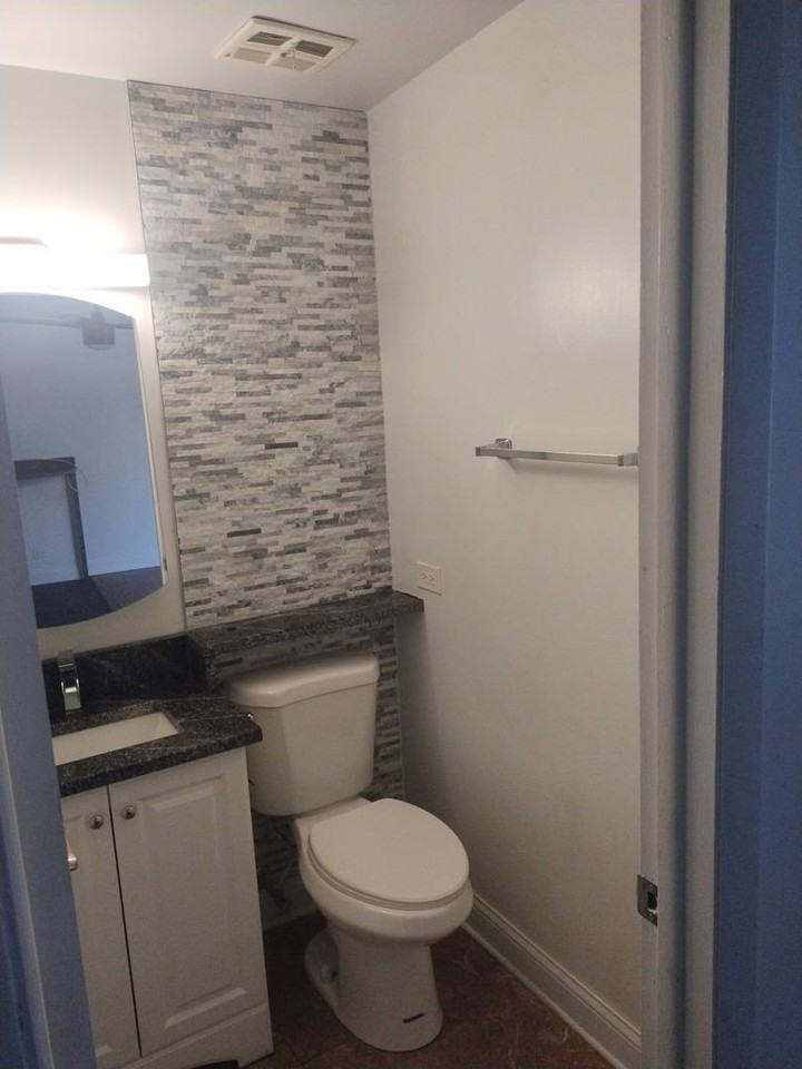 5515 S Cornell Ave Apt 303 #303 - Photo 2 of 5