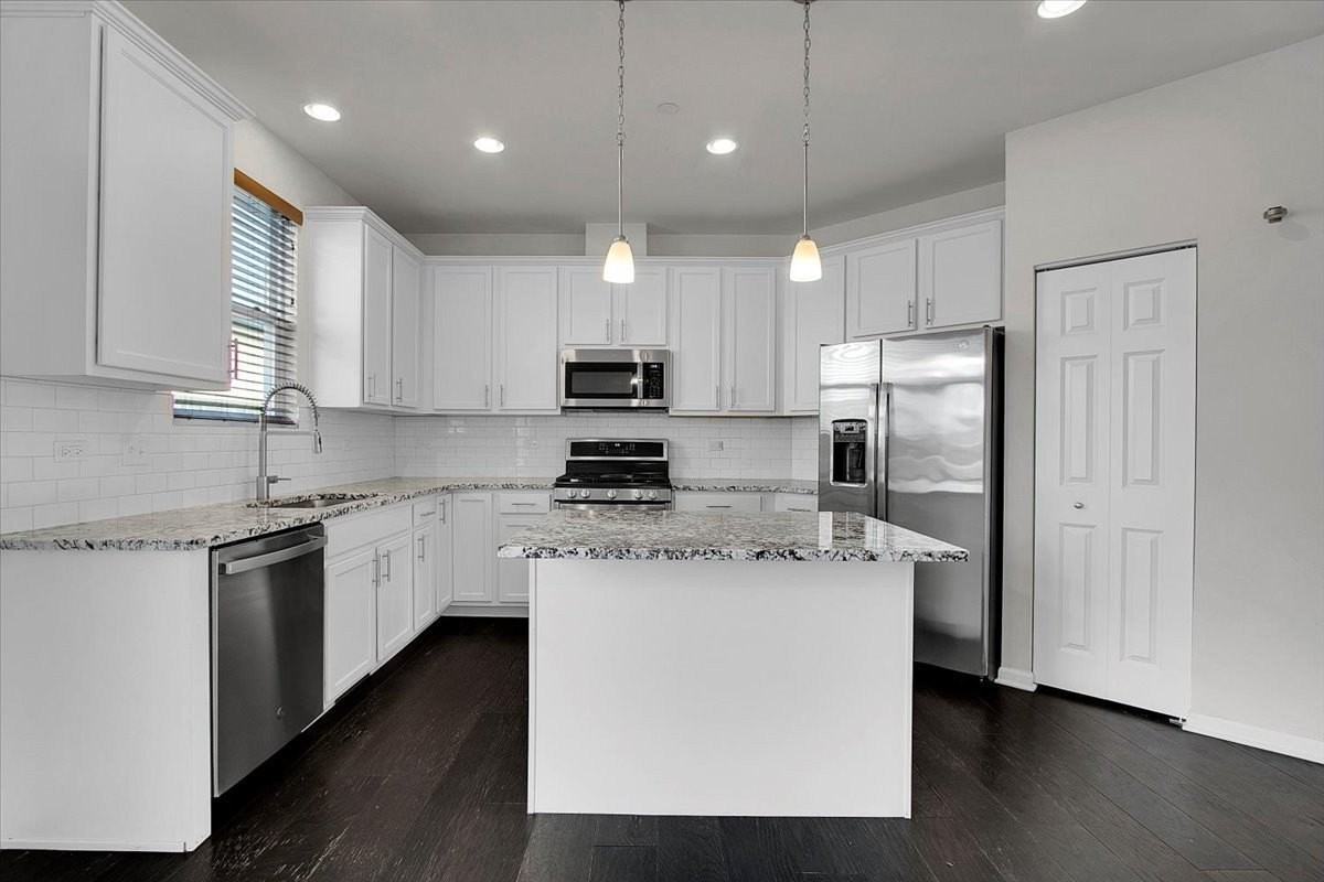 29W710 Everton Dr - Photo 2 of 35