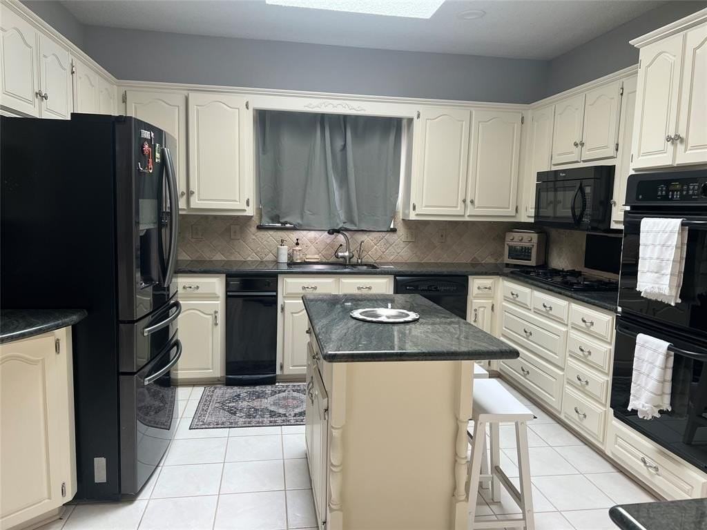 2601 Oak Point Dr - Photo 3 of 19