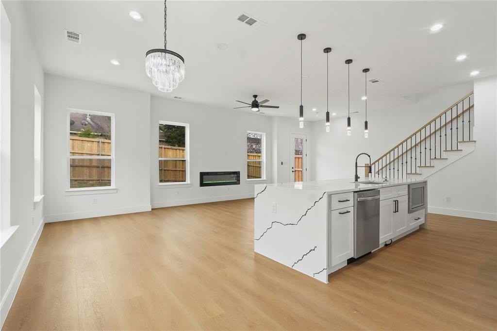 306 E 7th St - Photo 4 of 19