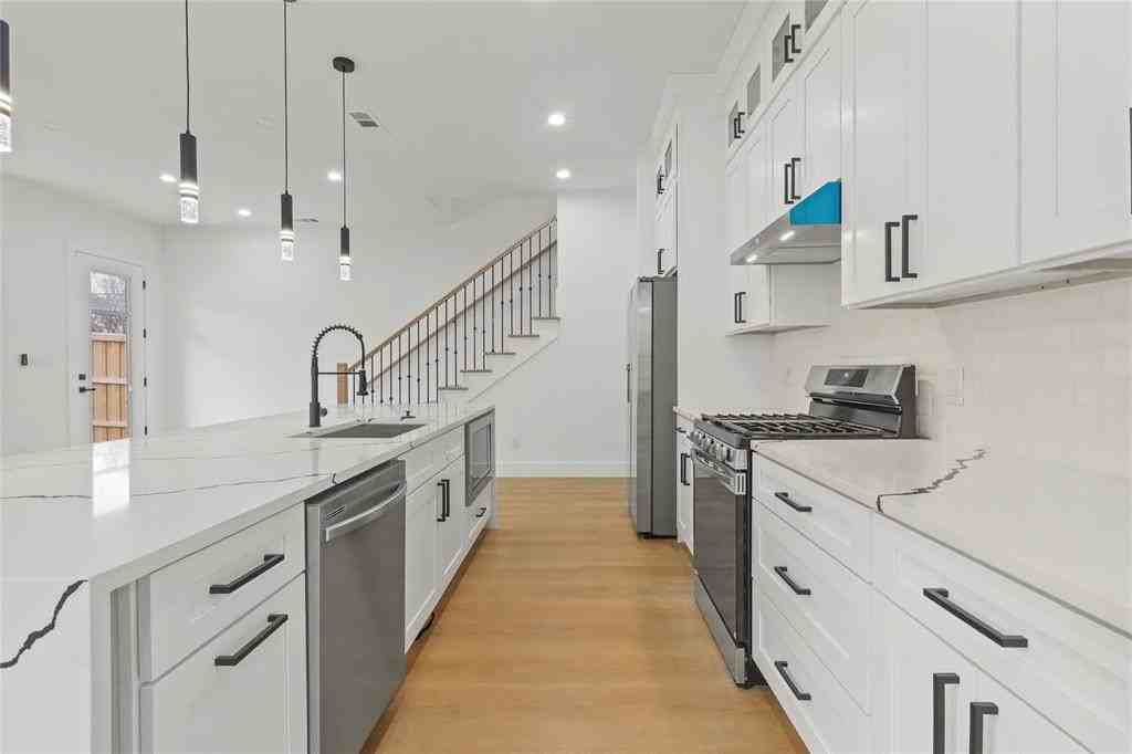 306 E 7th St - Photo 5 of 19