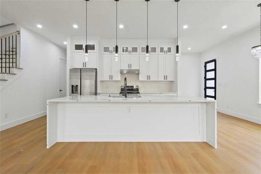 306 E 7th St - Photo 7 of 19