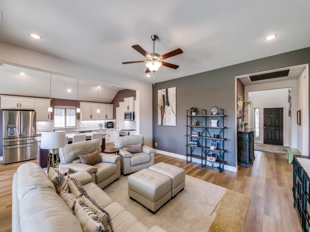 3305 Fort St - Photo 4 of 34