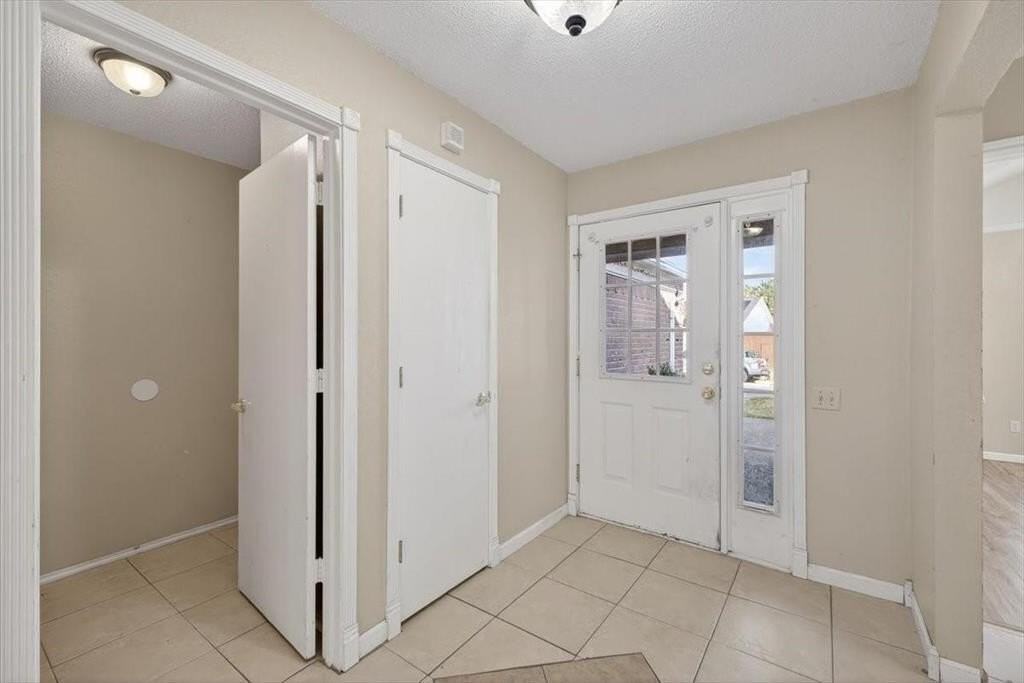 920 Danforth Pl - Photo 5 of 28