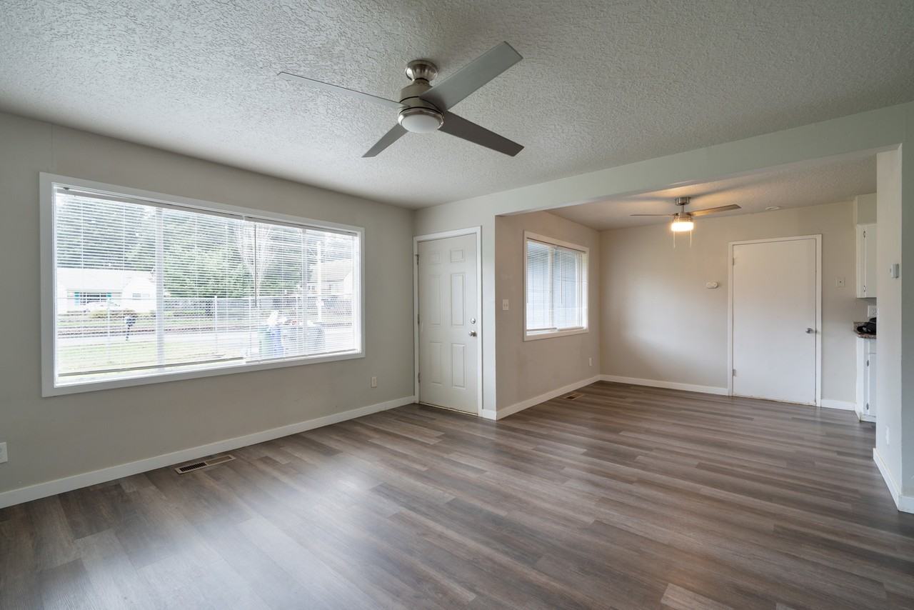 15706 E Burnside St - Photo 4 of 27