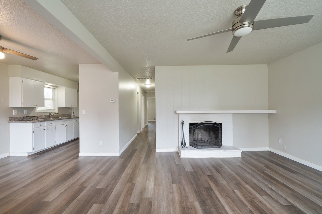 15706 E Burnside St - Photo 5 of 27