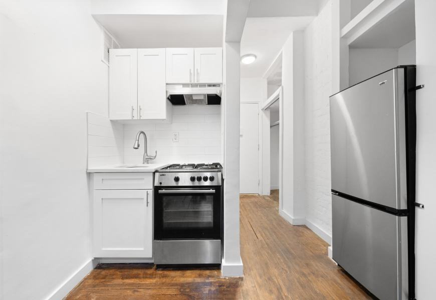 307 W 29th St - Photo 5 of 10