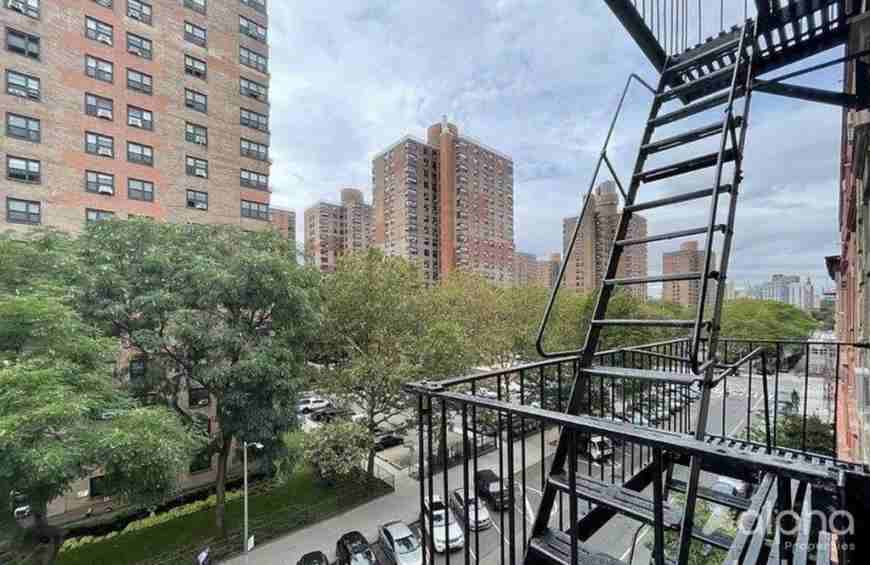 315 E 108th St - Photo 6 of 8