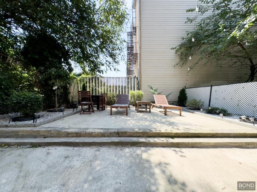 298 Nassau Ave - Photo 6 of 7