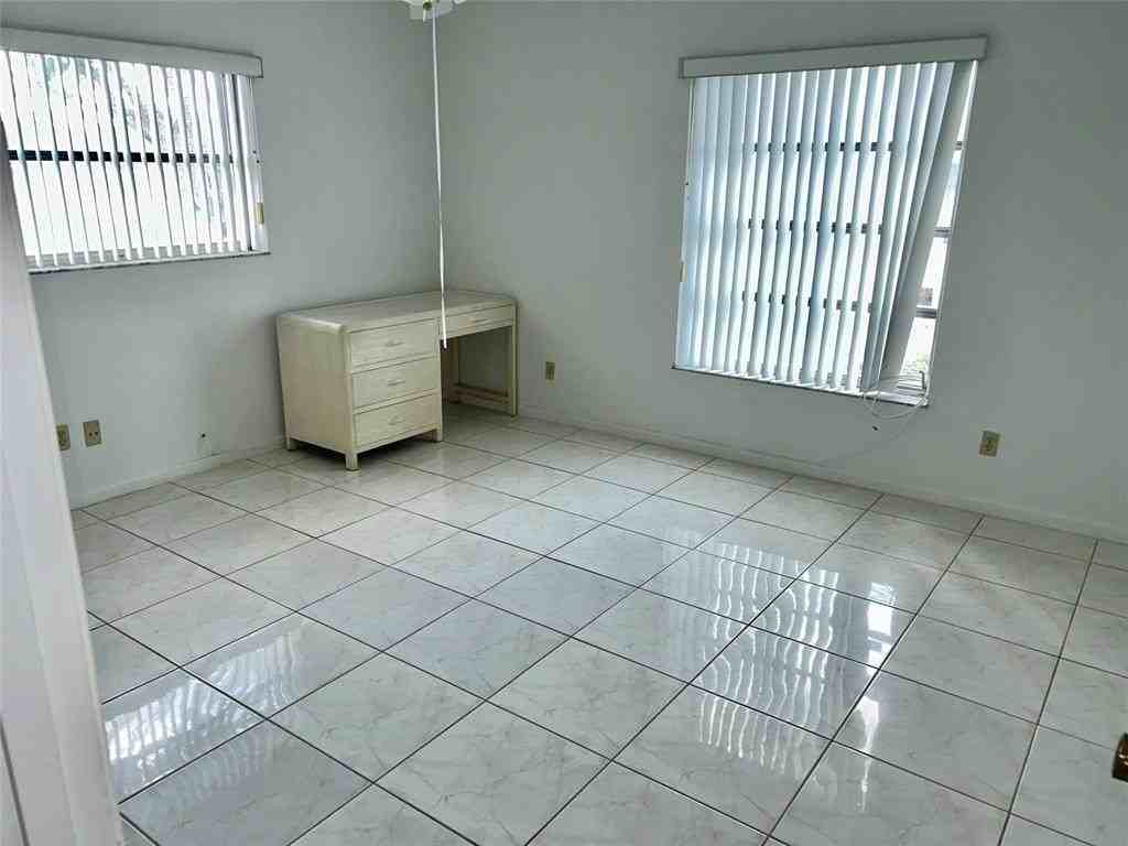 7100 Nw 106th Ave - Photo 6 of 15