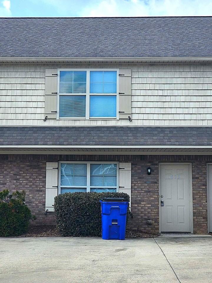 1615 Manchester Trl Ne - Photo 2 of 17