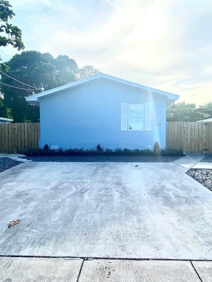 610 Se 2nd Ave #A - Photo 2 of 14