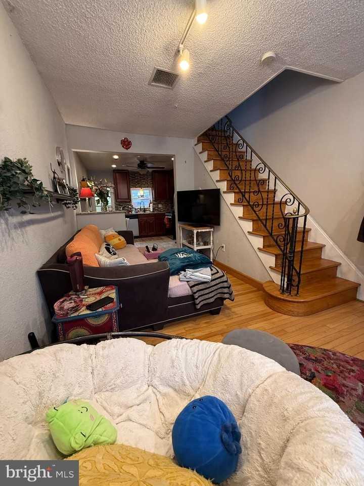 740 Saint Albans St - Photo 3 of 13