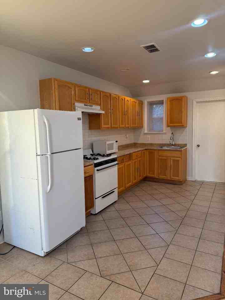 2427 N 10th St Unit B #B - Photo 3 of 24