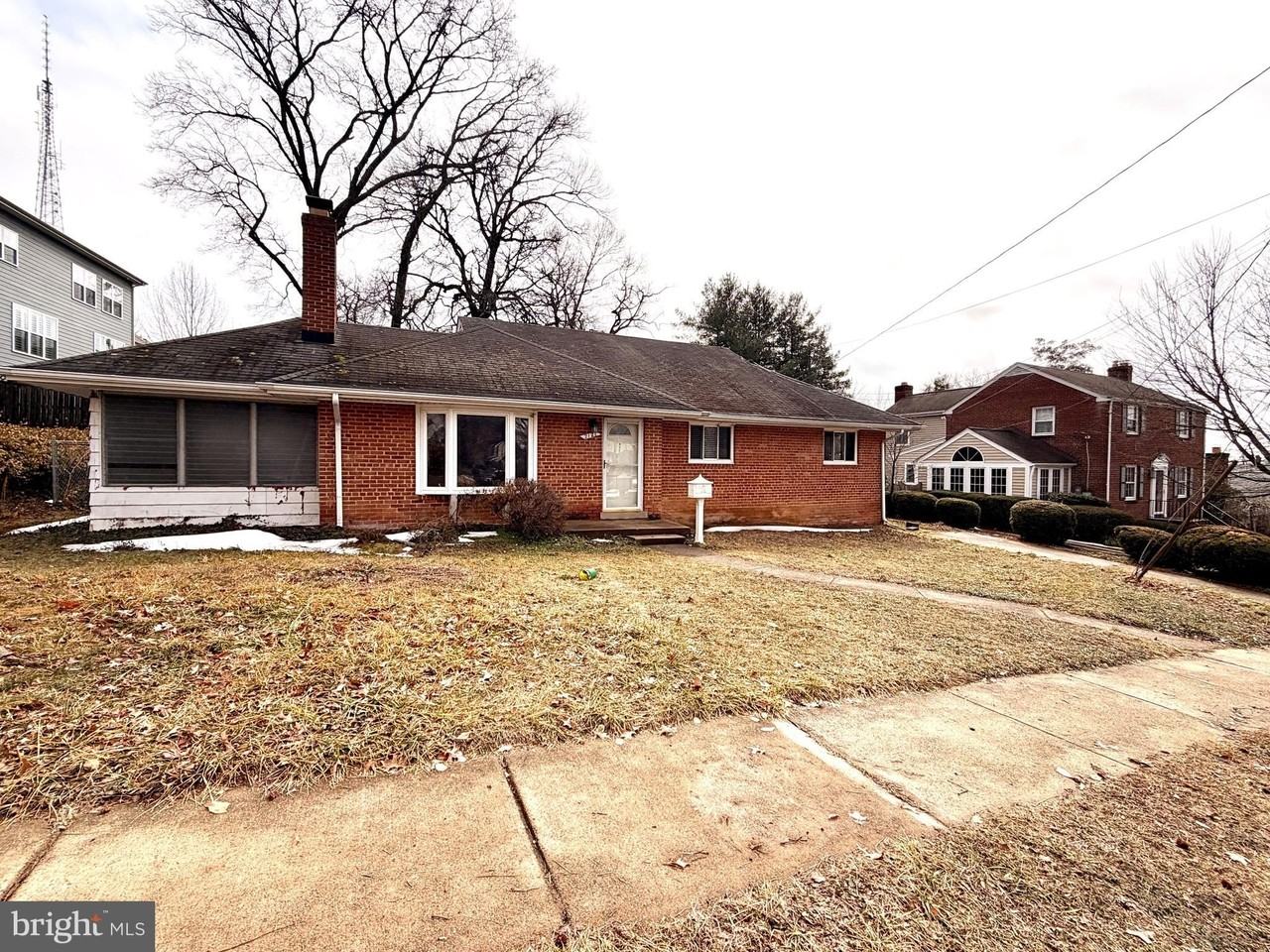 2121 Patrick Henry Dr - Photo 3 of 39