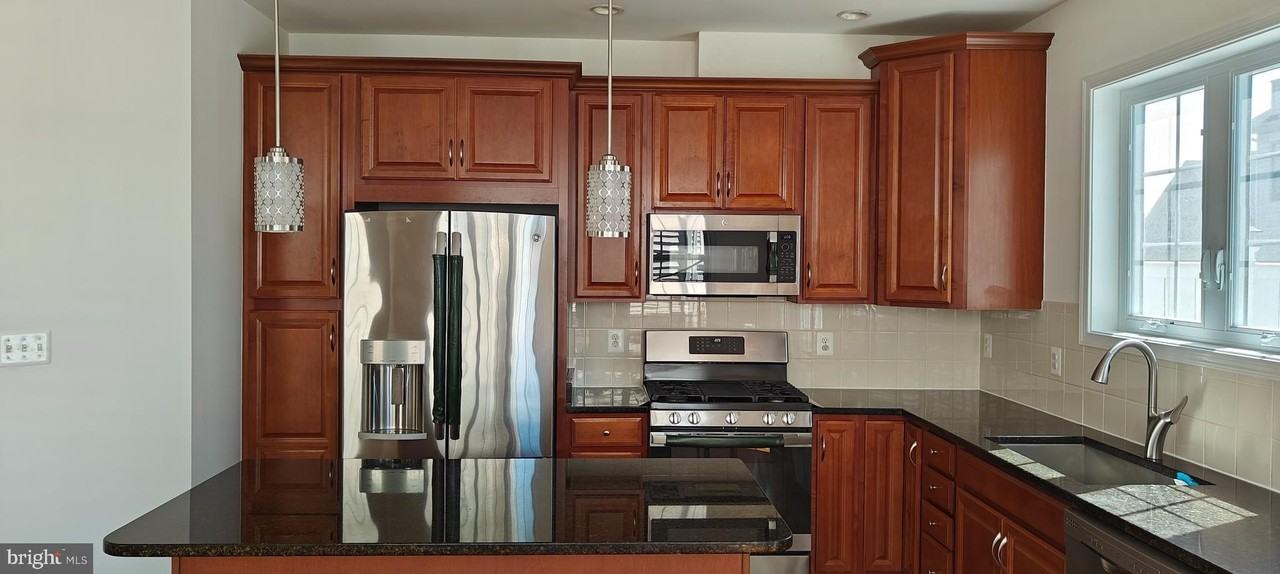 22551 Cambridgeport Sq - Photo 2 of 49