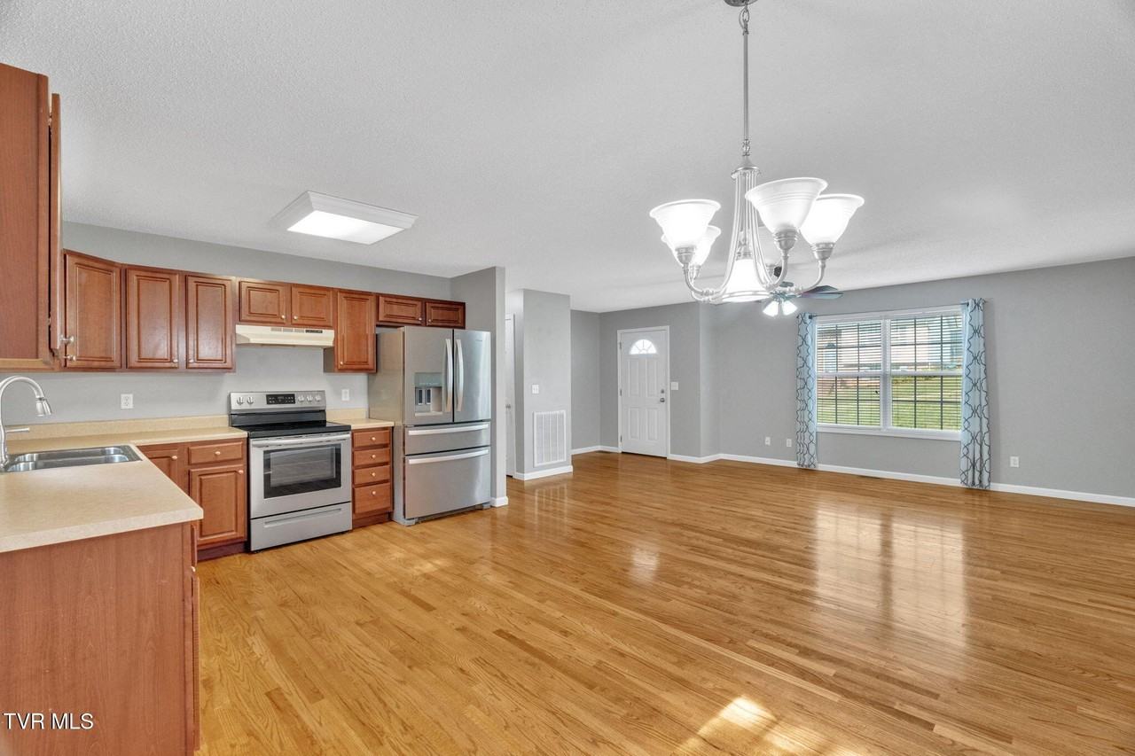 1125 Faye St - Photo 2 of 36