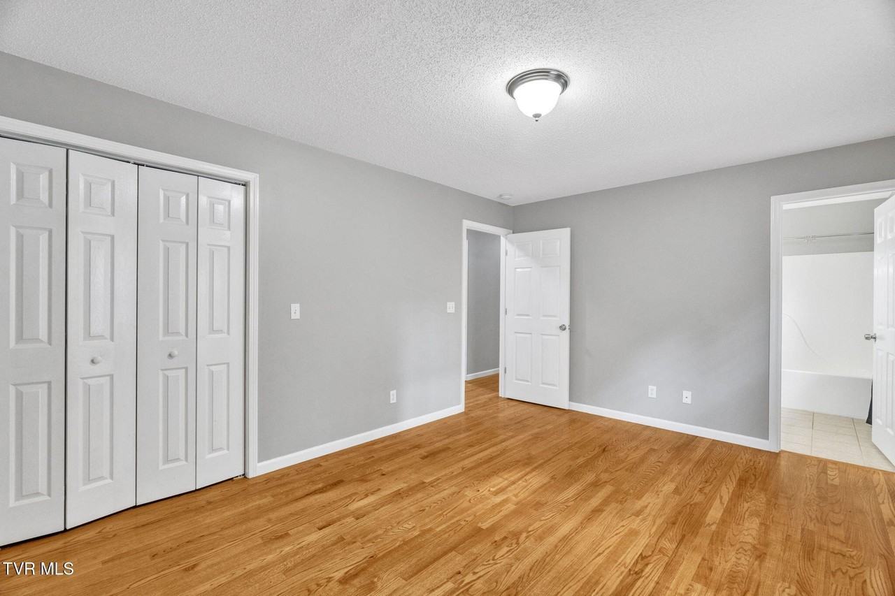 1125 Faye St - Photo 3 of 36