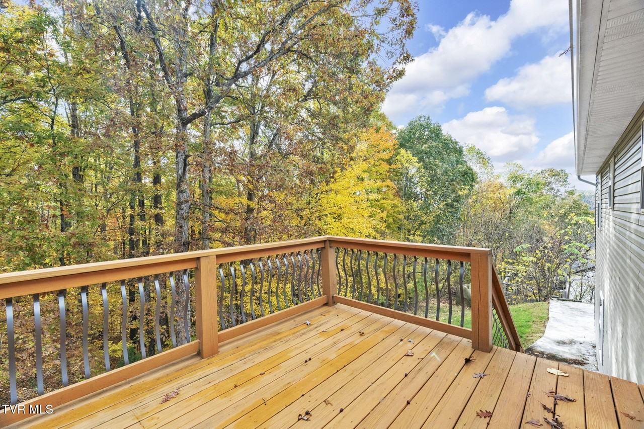 1125 Faye St - Photo 4 of 36