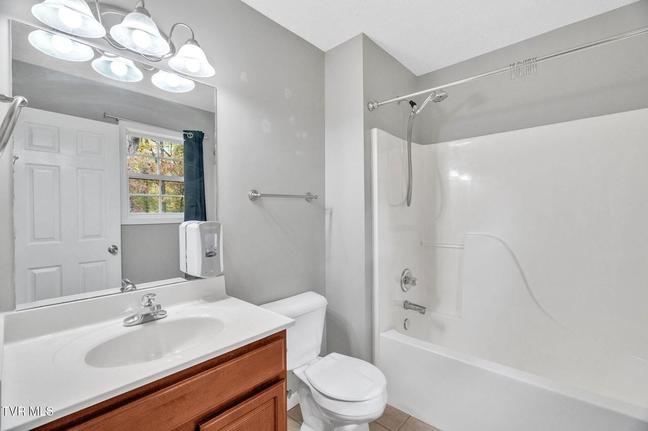 1125 Faye St - Photo 5 of 36