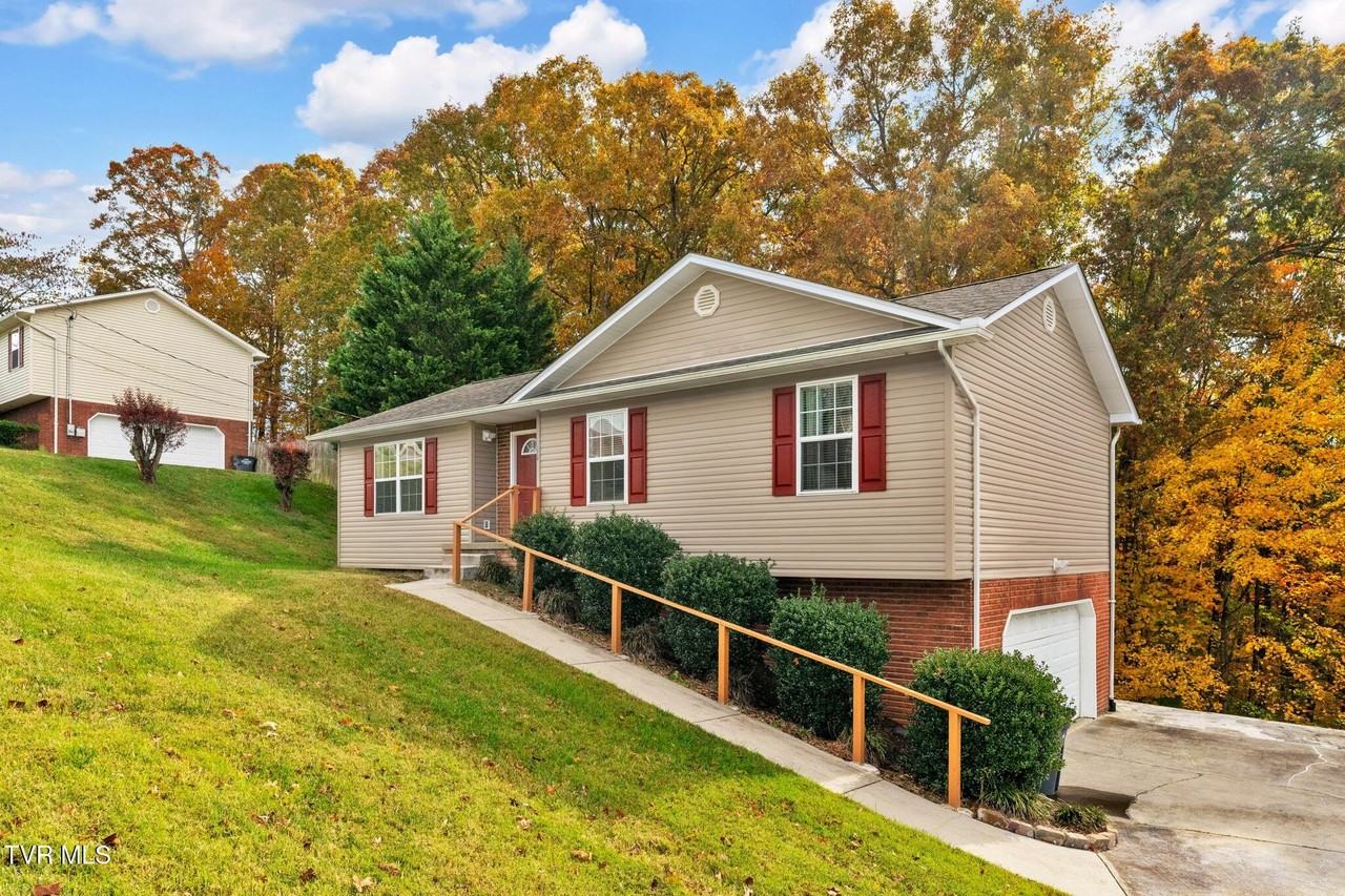 1125 Faye St - Photo 7 of 36