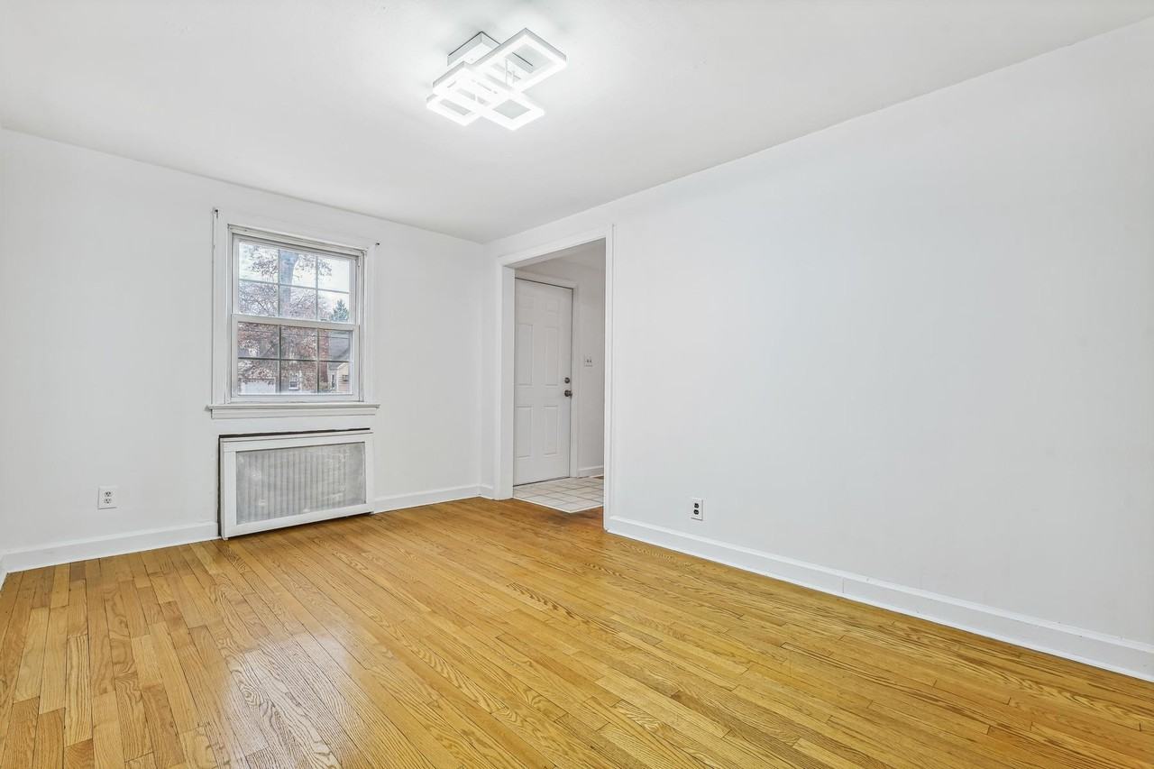 5-08 Essex Pl - Photo 3 of 8