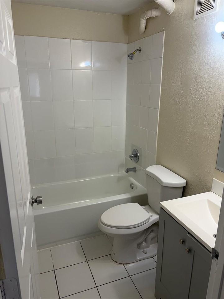 1153 Lake Victoria Dr ##B - Photo 6 of 10