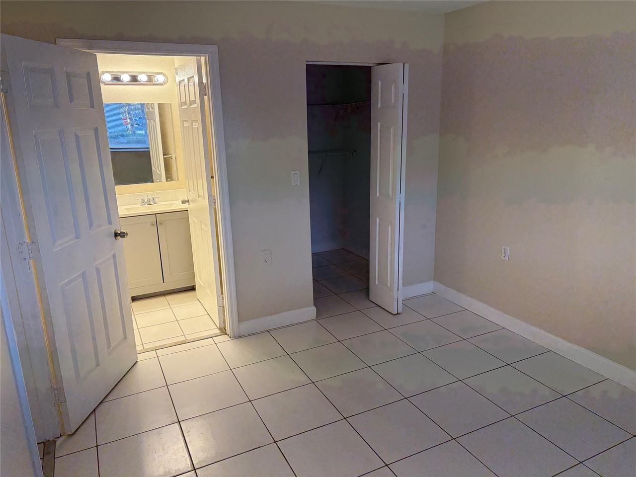 1153 Lake Victoria Dr ##B - Photo 7 of 10