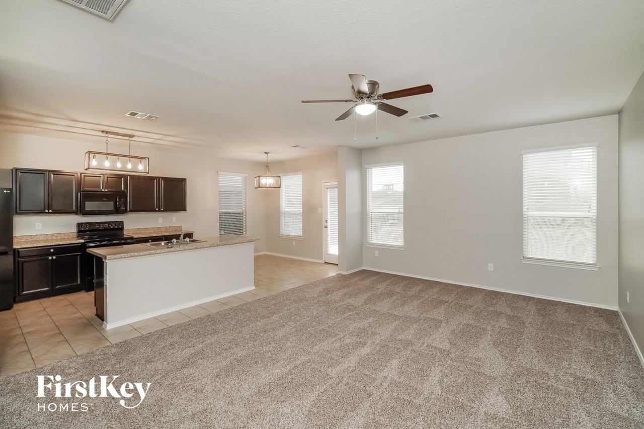 1013 Dumfries Dr - Photo 4 of 15