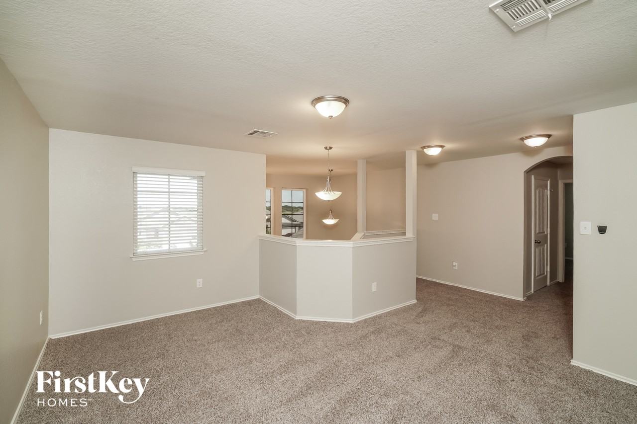 1013 Dumfries Dr - Photo 5 of 15