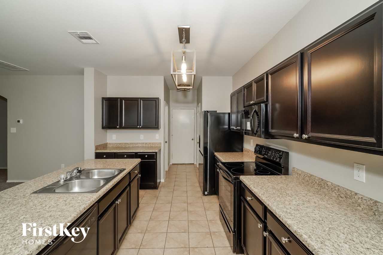 1013 Dumfries Dr - Photo 7 of 15