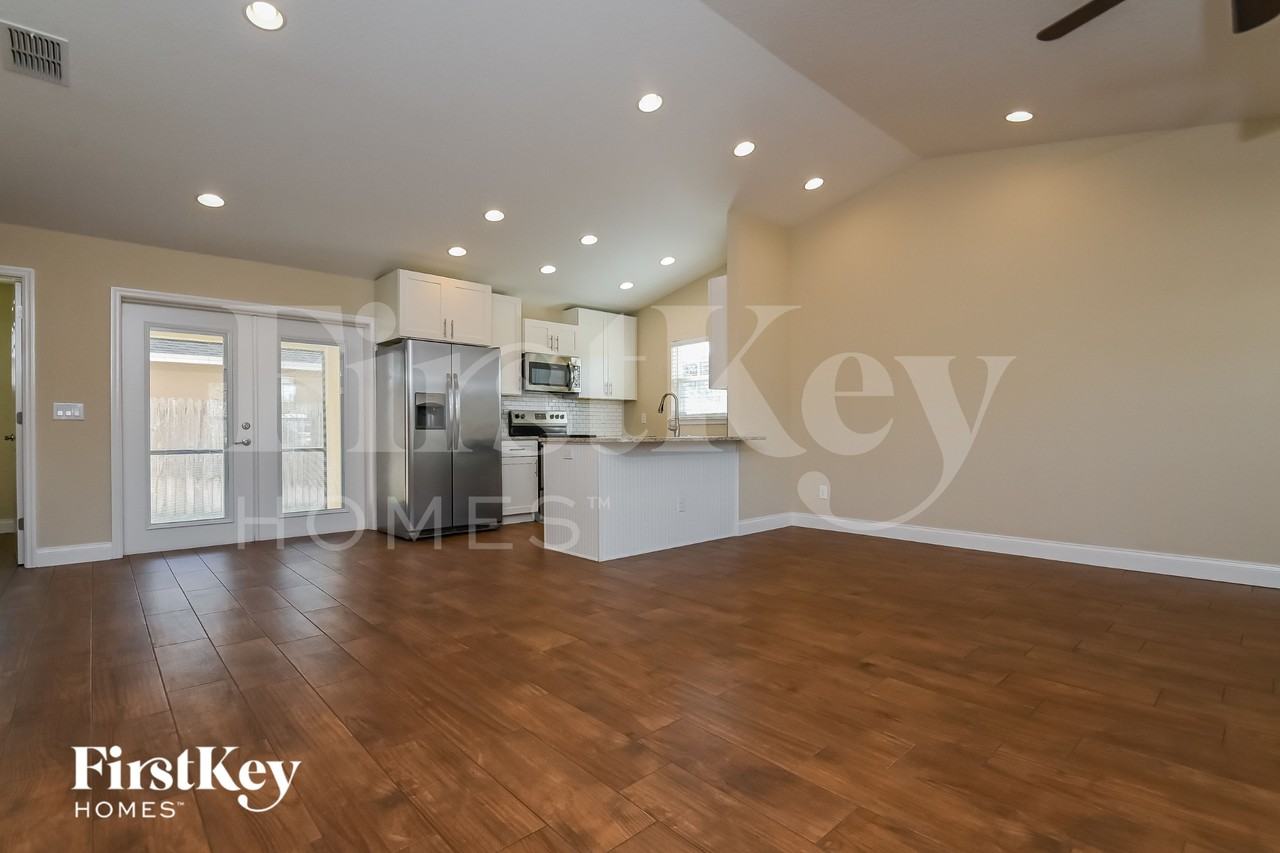 201 Madalyn Ct - Photo 3 of 15