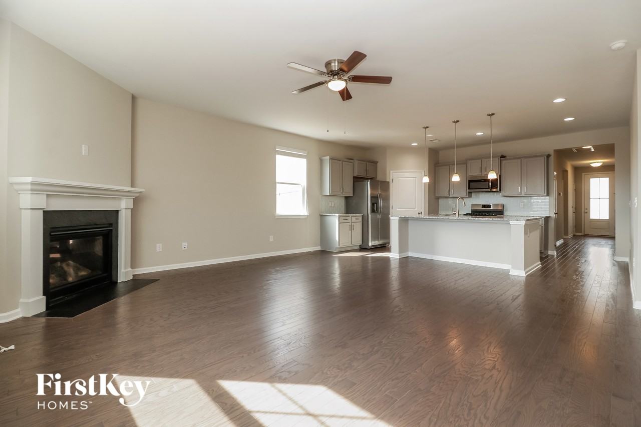 458 Zenith Blvd - Photo 2 of 15